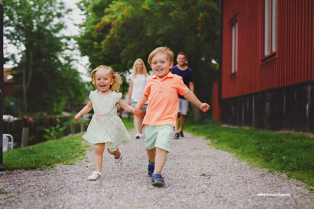 Barnfotograf Sverige Stockholm. Lekfull familje fotografering Trosa. Playful family session Sweden Madeleine JL Photography